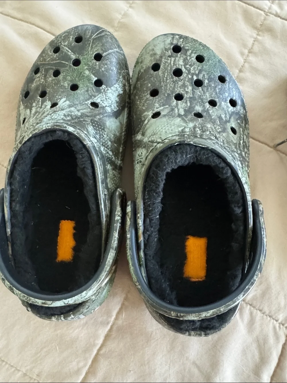 CROCS Kids Faux-Fur Lined in Camo with Black Lining Y5.5/W 7